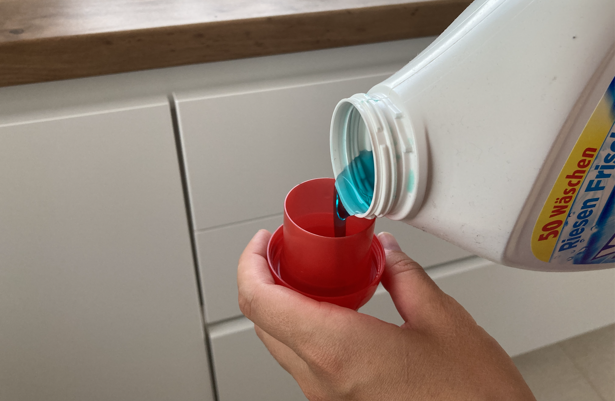 Nu-l puneți doar în mașina de spălat, este de 100 de ori mai bun pentru asta: trucuri neprețuite cu balsam de rufe simplu - folosiți-l zilnic!